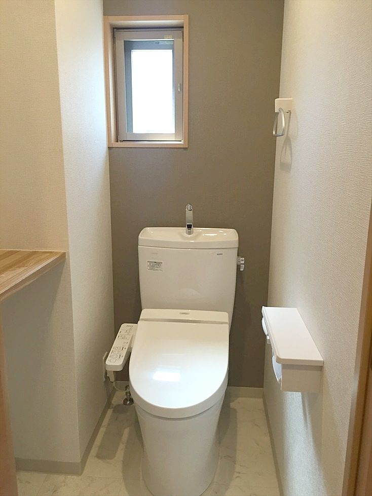 ラ・パーチェ池袋202号室のトイレ。カウンターがあり使いやすいです。窓があり匂いがこもらないのも良いですね