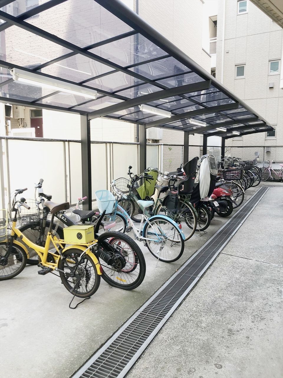 蕨駅の賃貸マンション　シンハイム蕨　自転車置き場は屋根付きです