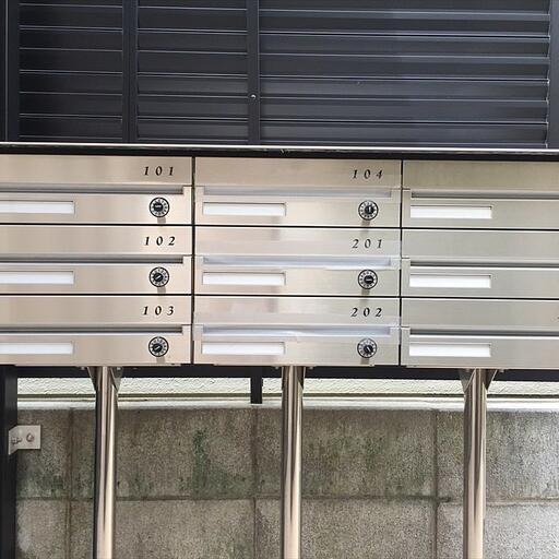 ポスト 目白4丁目マンションのポストです。全9戸のコンパクトな建物です