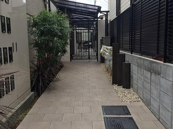 目白4丁目マンションのエントランス 道路から少し奥まったエントランス。綺麗に植栽されています。