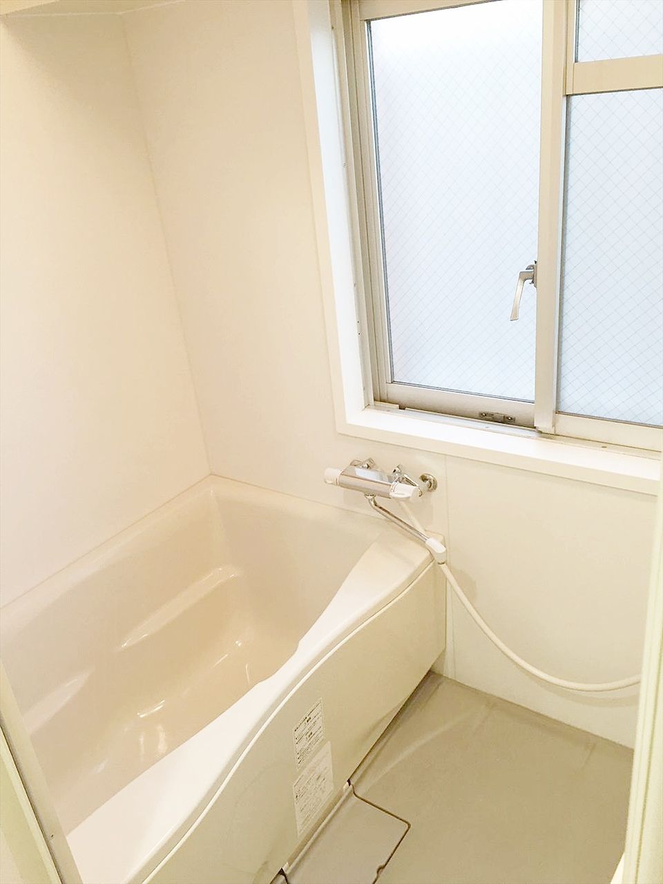 アゼリア青新ビル401号室のお風呂は窓があり湿気がこもりません