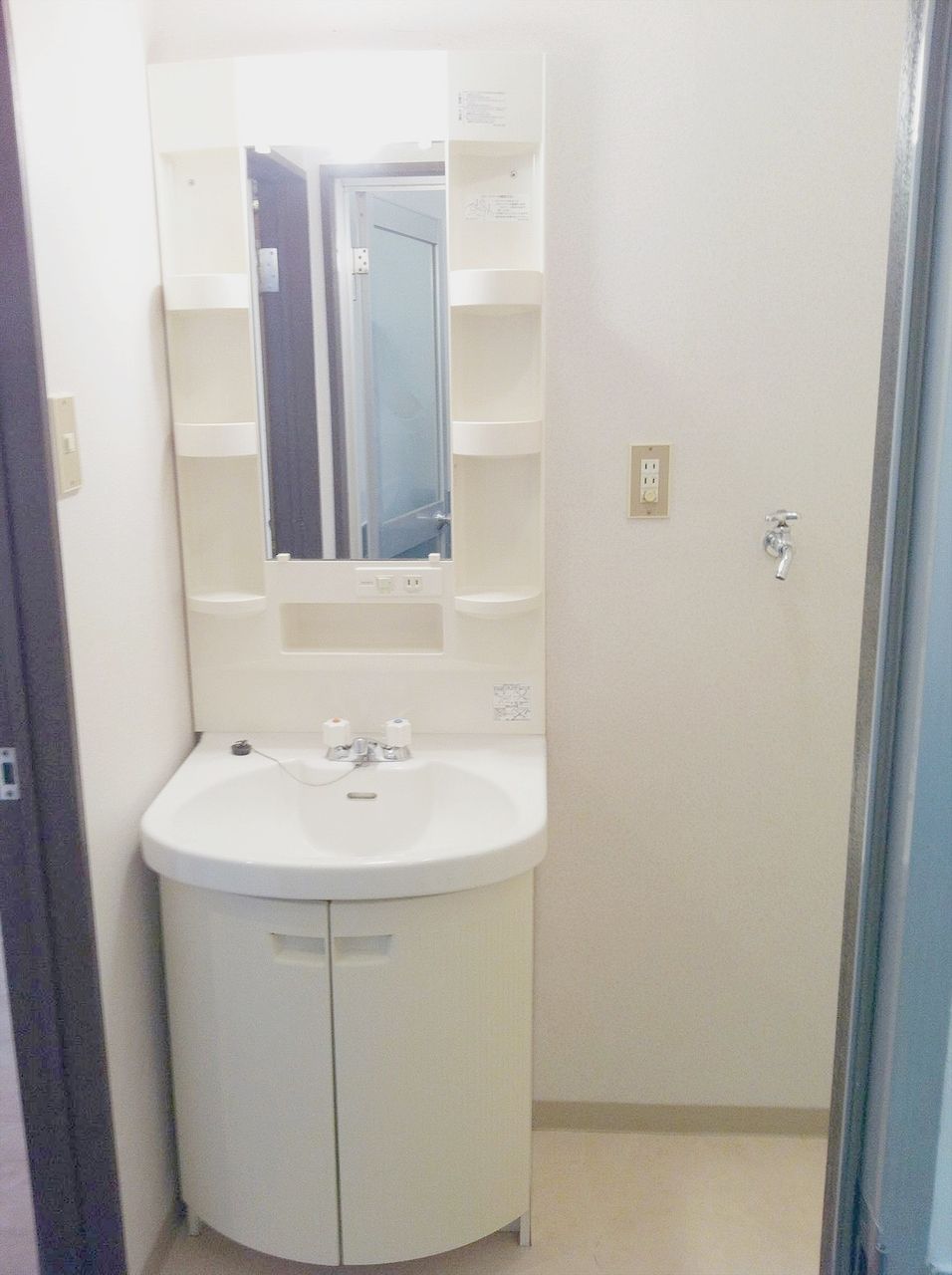 武谷ビル301号室は、以前の入居者の方が独立洗面台を設置し使いやすくなっています