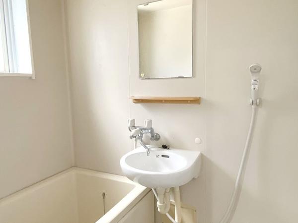 お風呂 バス・トイレ別 池袋徒歩3分 平和通り沿いの角にある賃貸マンション 高橋乾幸ビル 駅近の立地が魅力