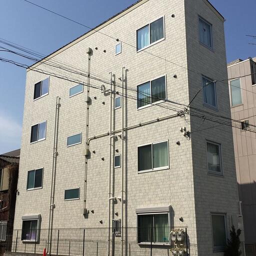 横からの外観 オーレ池袋西 要町駅の築浅マンションです。人気の無料インターネット、女性に人気の独立洗面台のある物件です。床はフローリングでお掃除らくらく、おすすめ物件です。