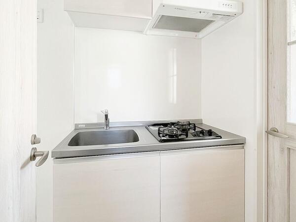 キッチン ガスコンロ1口あり オーレ池袋西201 要町駅の築浅マンションです。人気の無料インターネット、女性に人気の独立洗面台のある物件です。床はフローリングでお掃除らくらく、おすすめ物件です。