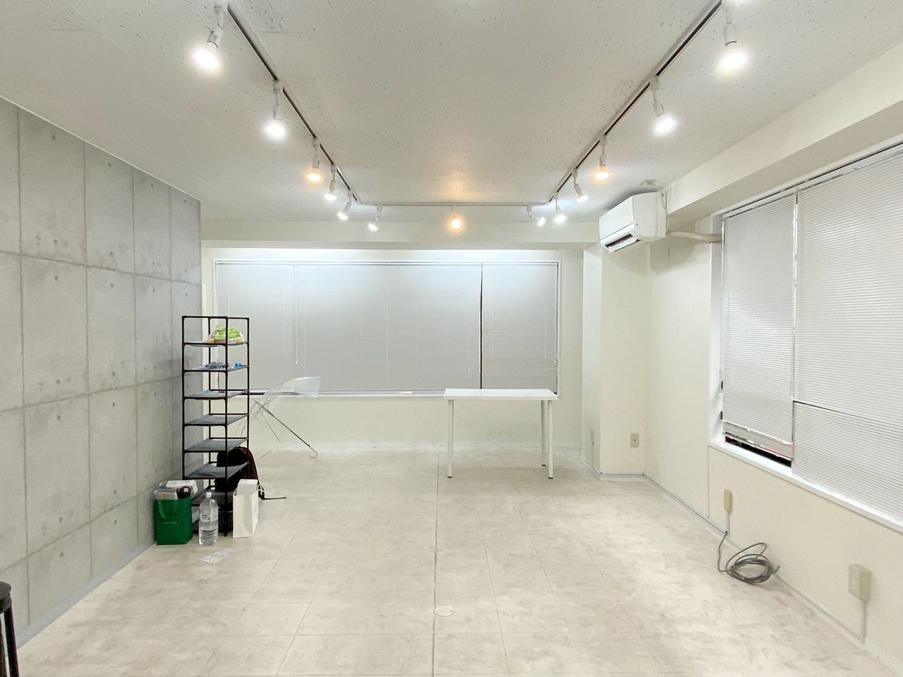 浅草橋の貸事務所　Ｊ８１８ビル201号室　白を基調とした内装が素敵ですね