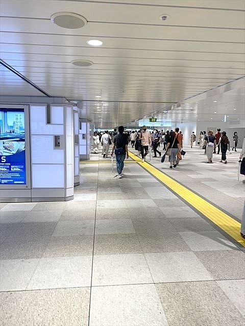 新宿駅の新しくなった連絡通路