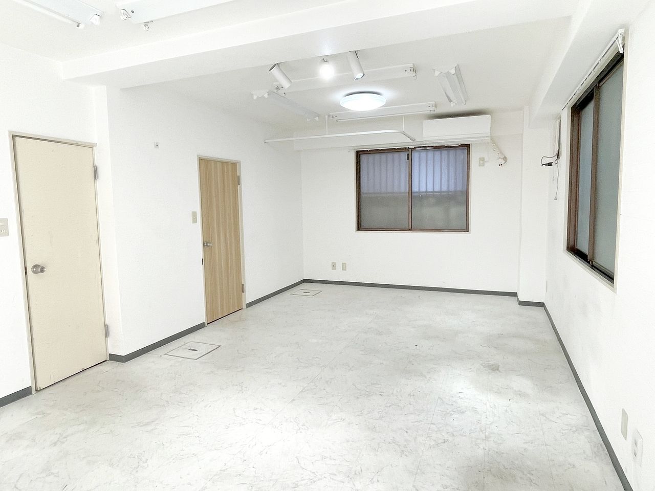 池袋の貸店舗　須藤ビル　1階路面店舗で内装はネイルサロン向きです